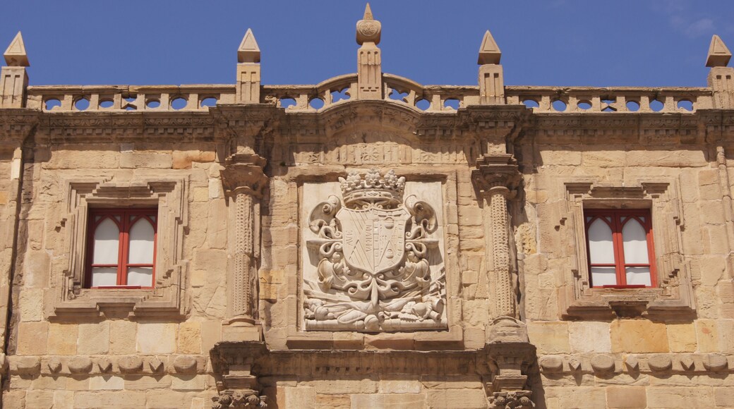 #Gigon #asturias
Gijón é a maior cidade das Asturias. Fica situada no Golfo de Biscaia a cerca de 20Km da capital das Astúrias, Oviedo. Uma das escalas de um cruzeiro entre Lisboa e Oslo era a cidade de Gijón. Tive assim a oportunidade de conhecer a pé grande parte desta cidade de pouco mais de 250 mil habitantes. Concentrei a minha caminhada pela área do Cerro Santa Catalina e todo o seu entorno. Uma bela surpresa.
Gijón is the largest city in Asturias. It is located in the Bay of Biscay, about 20km from the Asturian capital of Oviedo. One of the stopovers of a cruise between Lisbon and Oslo was the city of Gijón. I had the opportunity to visit a large part of this city with a little more than 250 thousand inhabitants. I concentrated my walk in the Cerro Santa Catalina area and all its surroundings. A beautiful surprise.