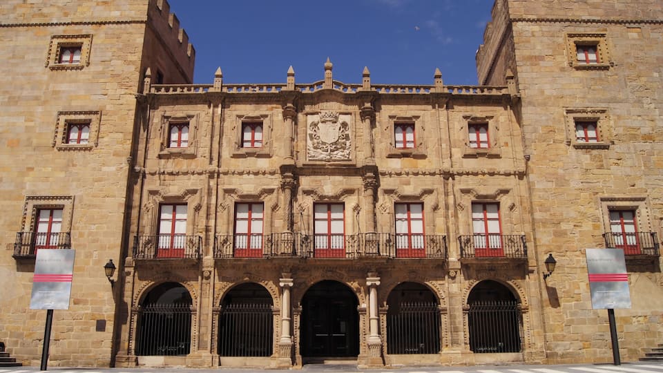 #Gigon #asturias
Gijón é a maior cidade das Asturias. Fica situada no Golfo de Biscaia a cerca de 20Km da capital das Astúrias, Oviedo. Uma das escalas de um cruzeiro entre Lisboa e Oslo era a cidade de Gijón. Tive assim a oportunidade de conhecer a pé grande parte desta cidade de pouco mais de 250 mil habitantes. Concentrei a minha caminhada pela área do Cerro Santa Catalina e todo o seu entorno. Uma bela surpresa.
Gijón is the largest city in Asturias. It is located in the Bay of Biscay, about 20km from the Asturian capital of Oviedo. One of the stopovers of a cruise between Lisbon and Oslo was the city of Gijón. I had the opportunity to visit a large part of this city with a little more than 250 thousand inhabitants. I concentrated my walk in the Cerro Santa Catalina area and all its surroundings. A beautiful surprise.