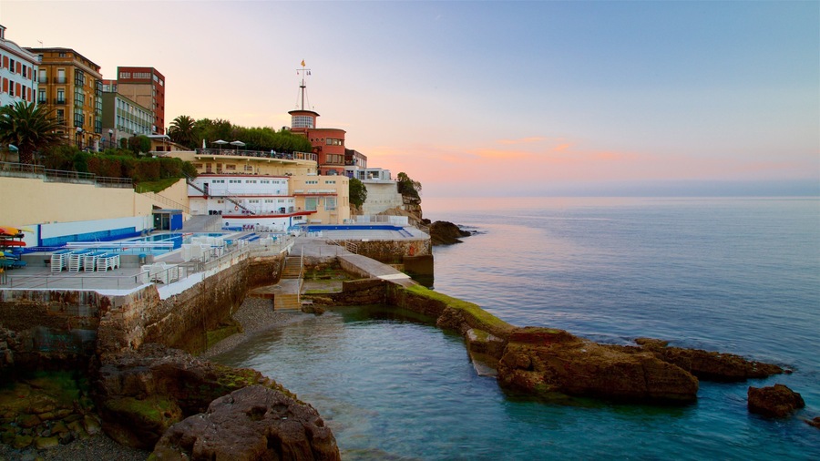 Gijón que inclui uma cidade litorânea, um pôr do sol e paisagens litorâneas