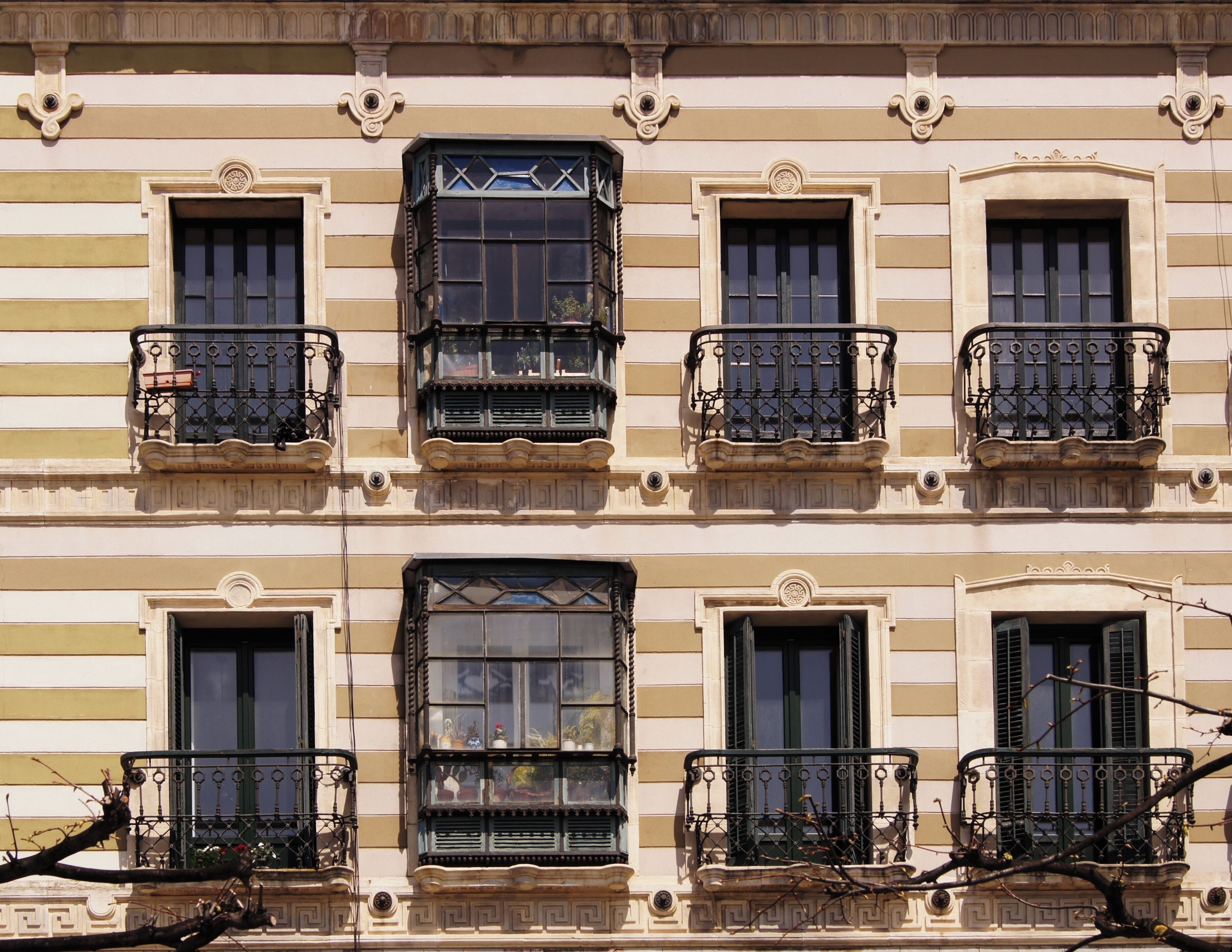 #Gigon #asturias

Gijón é a maior cidade das Asturias. Fica situada no Golfo de Biscaia a cerca de 20Km da capital das Astúrias, Oviedo. Uma das escalas de um cruzeiro entre Lisboa e Oslo era a cidade de Gijón.  Tive assim a oportunidade de conhecer a pé grande parte desta cidade de pouco mais de 250 mil habitantes. Concentrei a minha caminhada pela área do Cerro Santa Catalina e todo o seu entorno. Uma bela surpresa.

Gijón is the largest city in Asturias. It is located in the Bay of Biscay, about 20km from the Asturian capital of Oviedo. One of the stopovers of a cruise between Lisbon and Oslo was the city of Gijón. I had the opportunity to visit a large part of this city with a little more than 250 thousand inhabitants. I concentrated my walk in the Cerro Santa Catalina area and all its surroundings. A beautiful surprise.