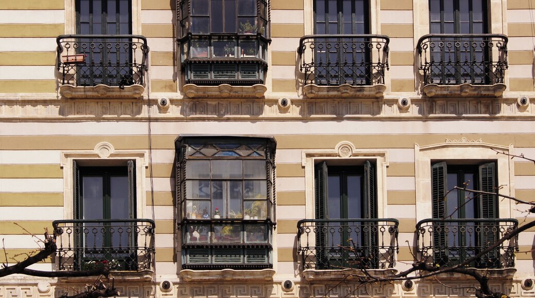 #Gigon #asturias
Gijón é a maior cidade das Asturias. Fica situada no Golfo de Biscaia a cerca de 20Km da capital das Astúrias, Oviedo. Uma das escalas de um cruzeiro entre Lisboa e Oslo era a cidade de Gijón. Tive assim a oportunidade de conhecer a pé grande parte desta cidade de pouco mais de 250 mil habitantes. Concentrei a minha caminhada pela área do Cerro Santa Catalina e todo o seu entorno. Uma bela surpresa.
Gijón is the largest city in Asturias. It is located in the Bay of Biscay, about 20km from the Asturian capital of Oviedo. One of the stopovers of a cruise between Lisbon and Oslo was the city of Gijón. I had the opportunity to visit a large part of this city with a little more than 250 thousand inhabitants. I concentrated my walk in the Cerro Santa Catalina area and all its surroundings. A beautiful surprise.