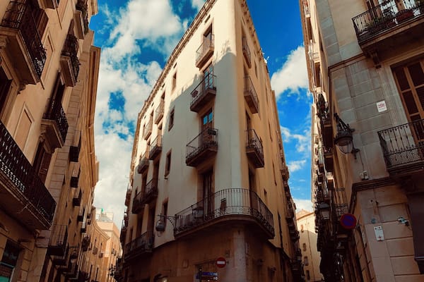 Roaming around the narrow streets of Barcelona, I could just spend days getting lost in pretty places like this ✨ #architecture #buildings #lost