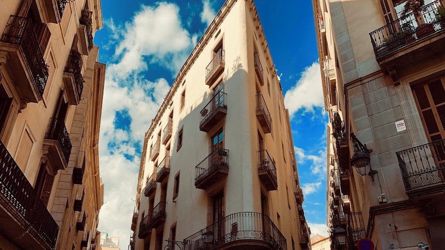 Roaming around the narrow streets of Barcelona, I could just spend days getting lost in pretty places like this ✨ #architecture #buildings #lost