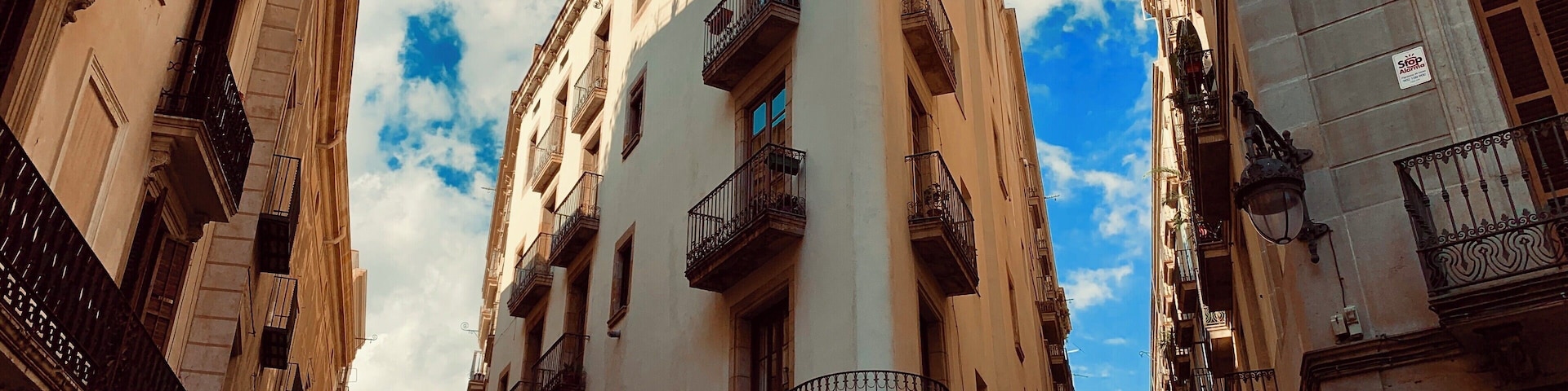 Roaming around the narrow streets of Barcelona, I could just spend days getting lost in pretty places like this ✨ #architecture #buildings #lost