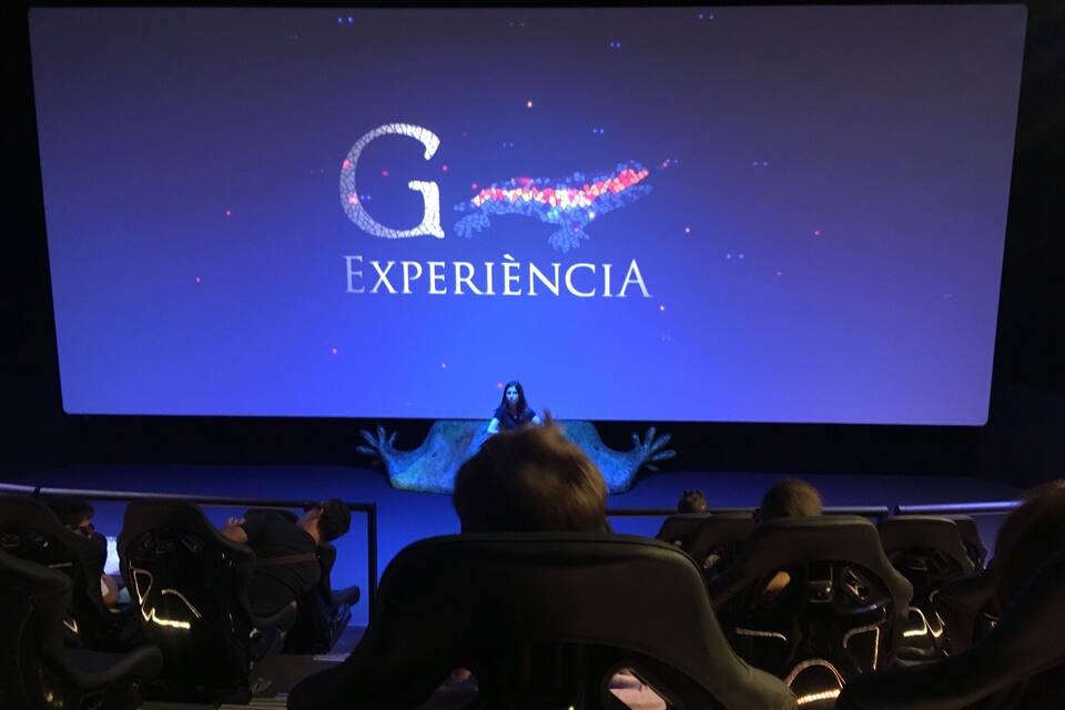 Cine con una gran pantalla que muestra el texto 'G EXPERIENCE'.