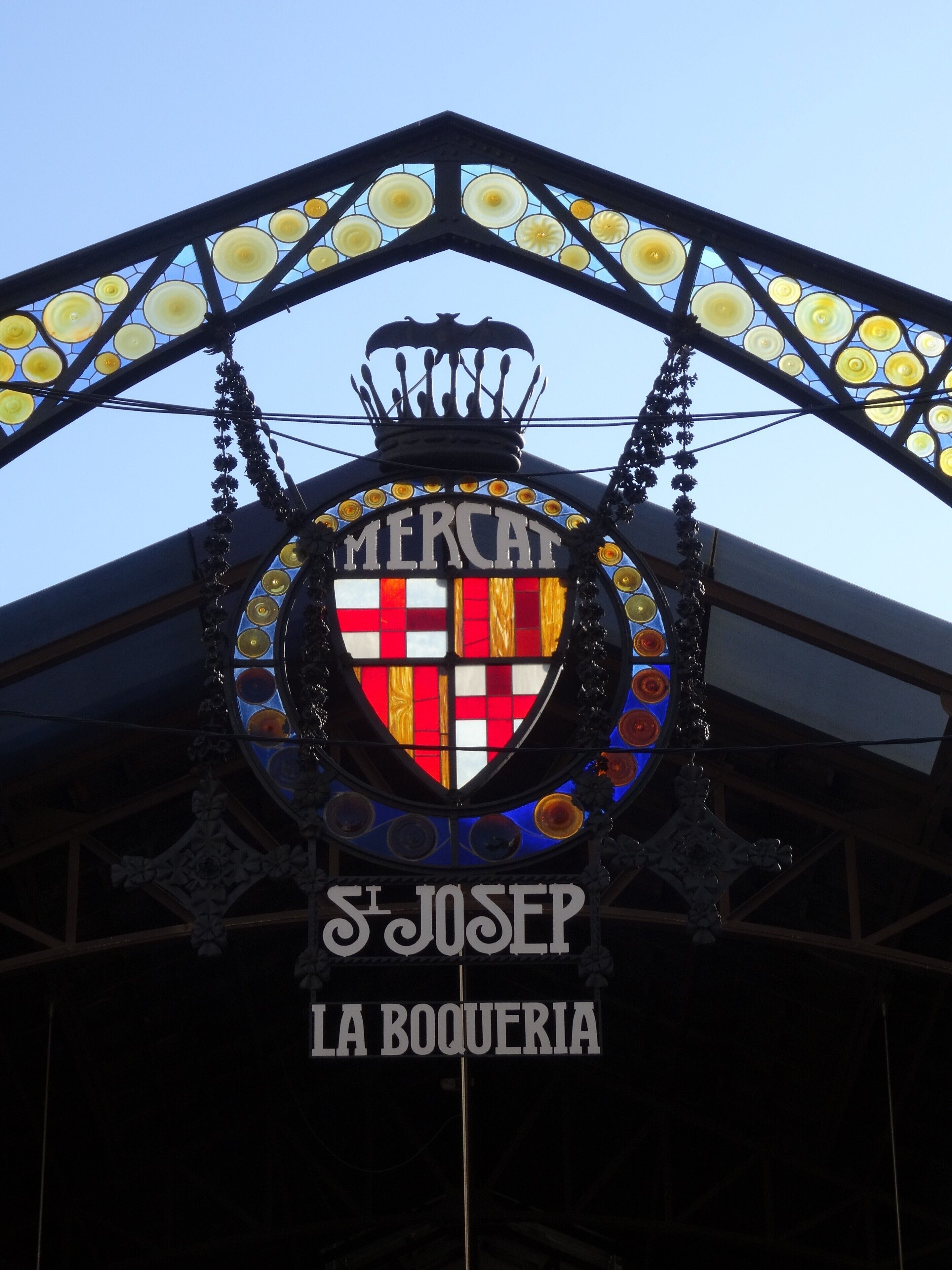 Barcelona in details

É deste modo que eu gosto de conhecer uma cidade. Registrando sobretudo os detalhes. Andando a pé, vou calmamente fotografando uma fachada, uma porta, um teto, uns azulejos, uma fonte, uma janela ou uma estátua. Normalmente, o que a maioria das pessoas vêem é o todo. Eu procuro, a maior parte das vezes, o detalhe. 

#TroveOnTuesday
#barcelona #MercatDeLaBoqueria #details