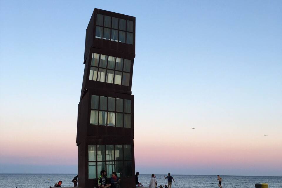 Un edificio moderno de diseño singular cerca de una playa.