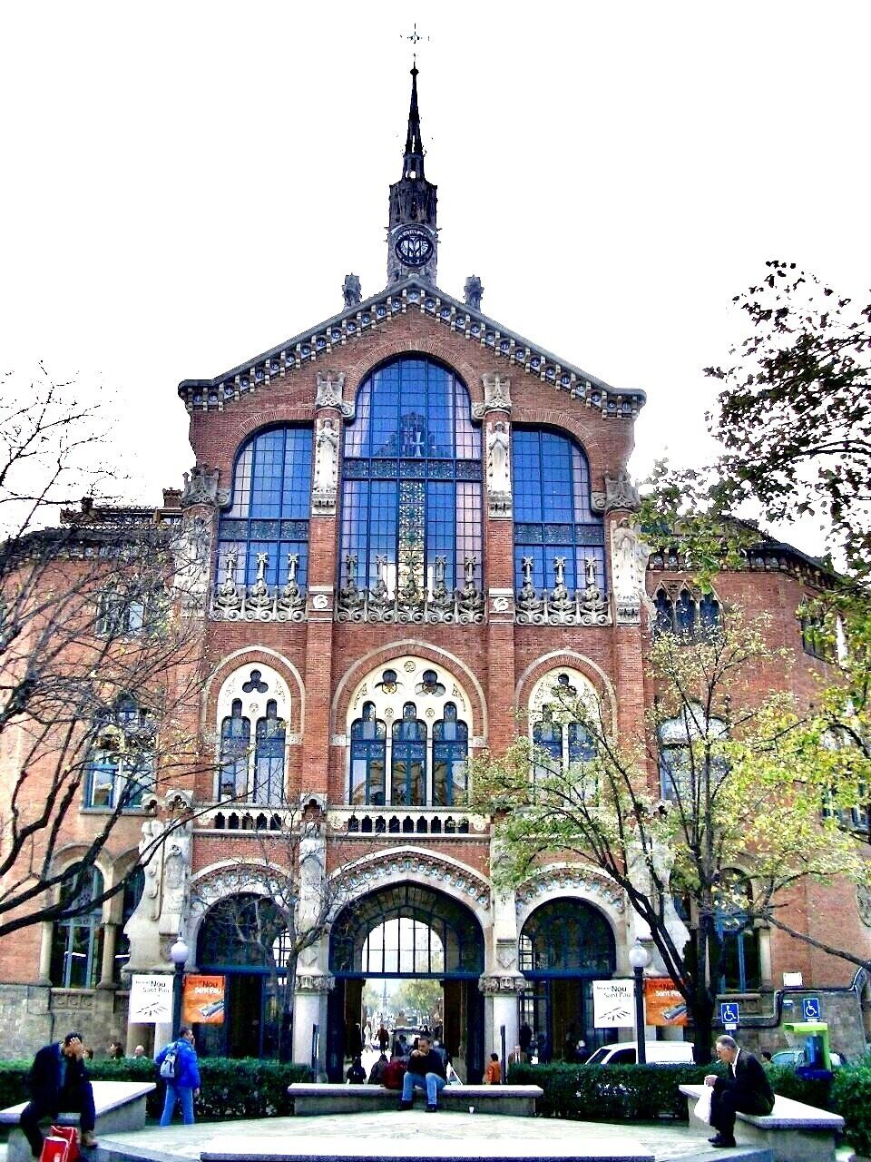 This place feels more like a museum than a hospital!

Indeed, it had since been converted to use as a museum and cultural center although when I took this pic it was still a hospital!

#architecture