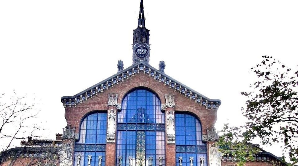 This place feels more like a museum than a hospital!
Indeed, it had since been converted to use as a museum and cultural center although when I took this pic it was still a hospital!
#architecture