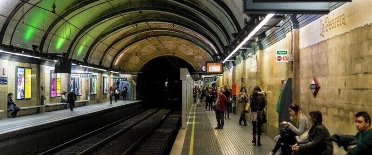 Provença FGC station fades back to days gone by