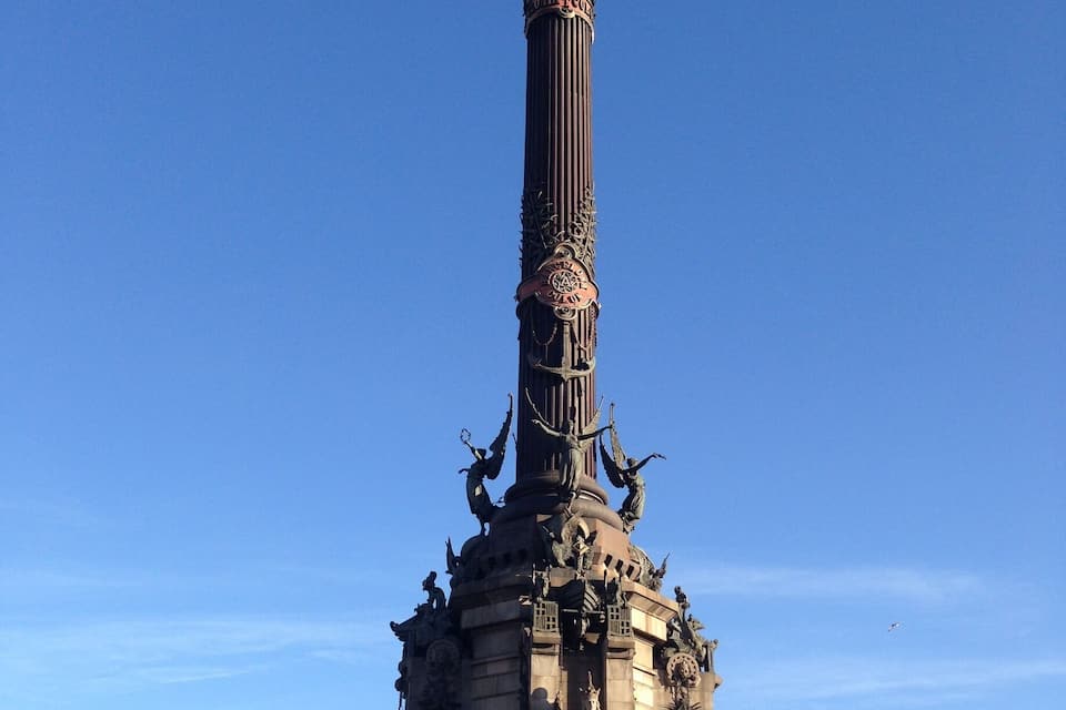 Ein hohes Monument mit aufwendigen Skulpturen und einer Statue auf der Spitze.