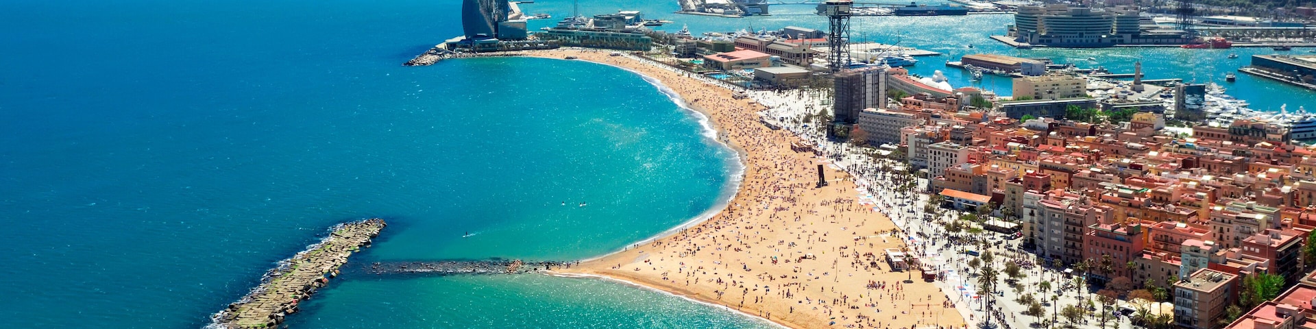 Une ville côtière dotée d’une longue plage de sable, d’une jetée et d’un chantier naval.