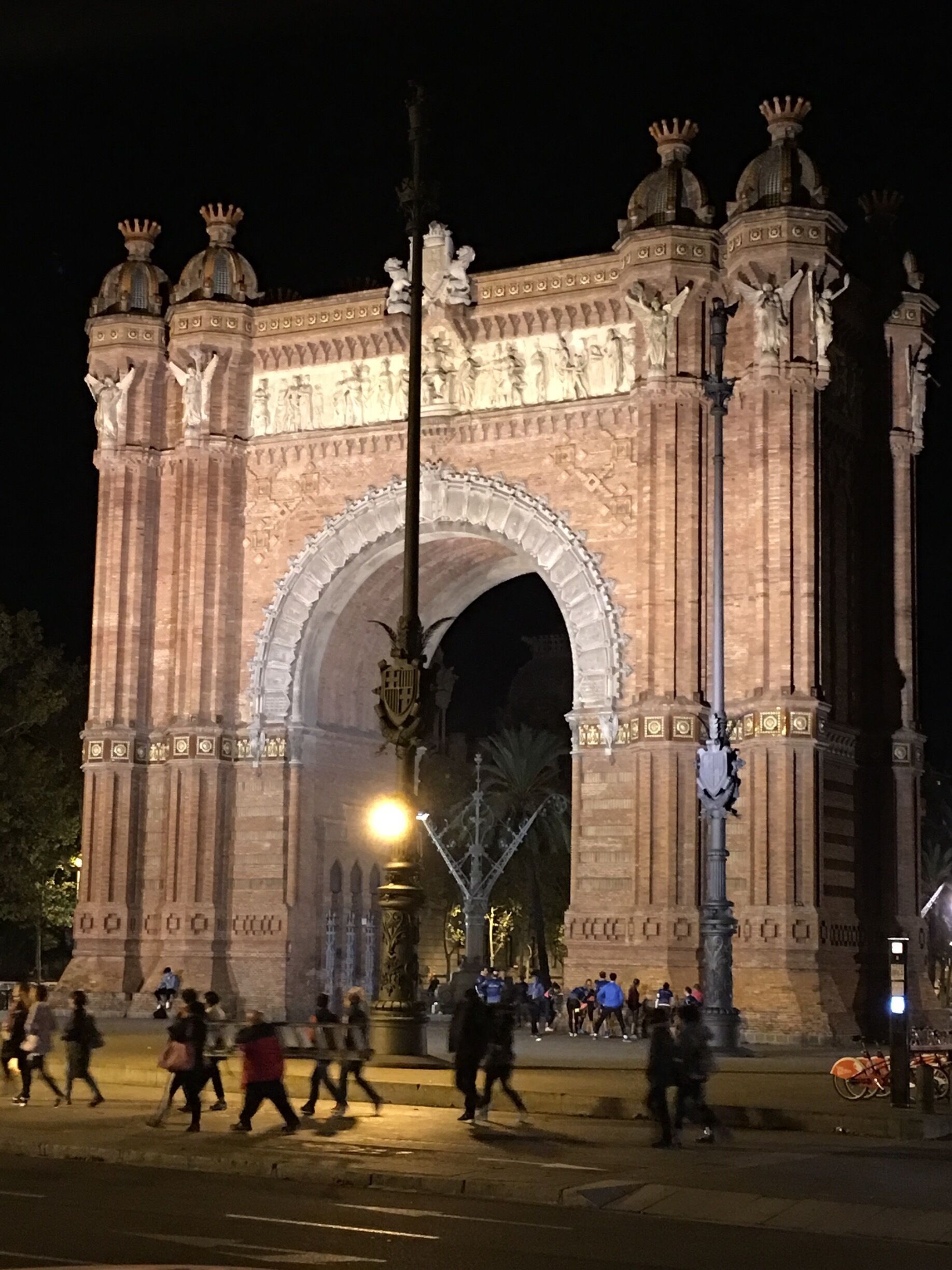 One of the iconic landmarks, Arc De Triomf was gateway of the modern Barcelona in late 19th century. Situated in the center of the city center, the arch is right outside the metro station. Las Ramblas is a 10 minute walk from here and the surroundings are vibrant. We loved Barcelona 🇪🇸 