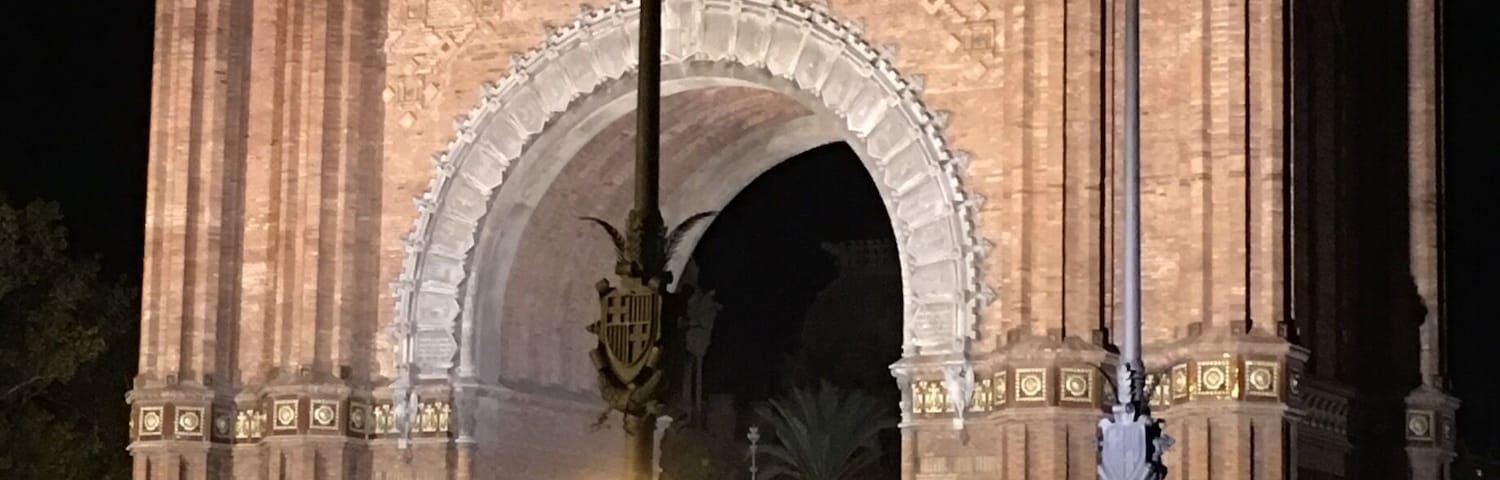 One of the iconic landmarks, Arc De Triomf was gateway of the modern Barcelona in late 19th century. Situated in the center of the city center, the arch is right outside the metro station. Las Ramblas is a 10 minute walk from here and the surroundings are vibrant. We loved Barcelona 🇪🇸