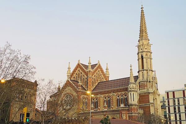 Eine historische Kathedrale mit aufwendiger gotischer Architektur, darunter ein hoher Turm und filigrane Steinmetzarbeiten.