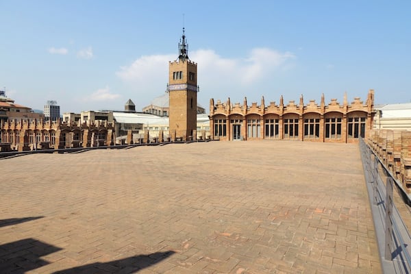 Ein historisches Gebäude mit einem markanten Turm und Rundbogenfenstern.