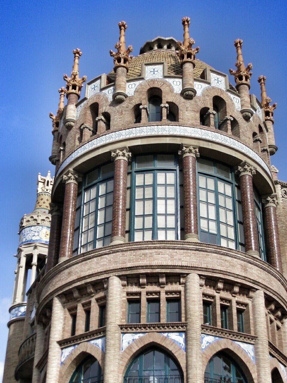 Don't think I have ever liked any hospital before... This one is truly a very special one!

#architecture