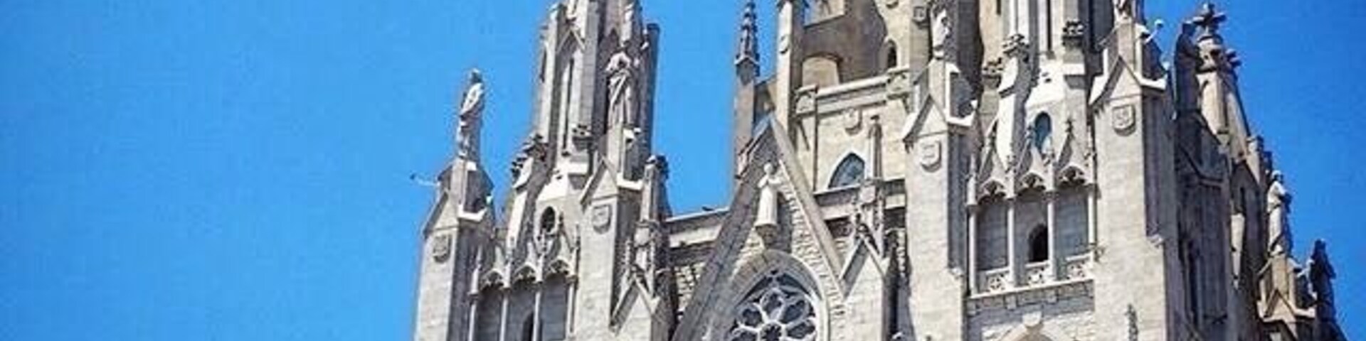Una catedral imponente con arquitectura gótica detallada, que presenta múltiples torres y estatuas.
