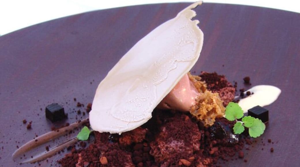 Black olives, beer and chocolate ice cream in the same dessert? Can that be right? It certainly can! You'll find this dish on the tasting menu by Chef Jordi Cruz @ Hotel Cram Barcelona.
#goodeats