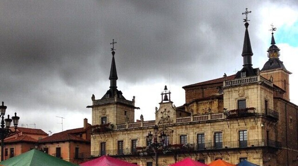 Saturday market in Plaza Mayor. One of the best ways to start your day. Fresh fruits and vegetables from the area, with a great spanish atmosphere. León, Spain. #auxiliar #León #spain #nostalgic