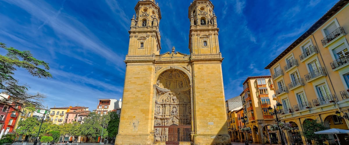 Una catedral histórica con dos torres y una fachada ornamentada.