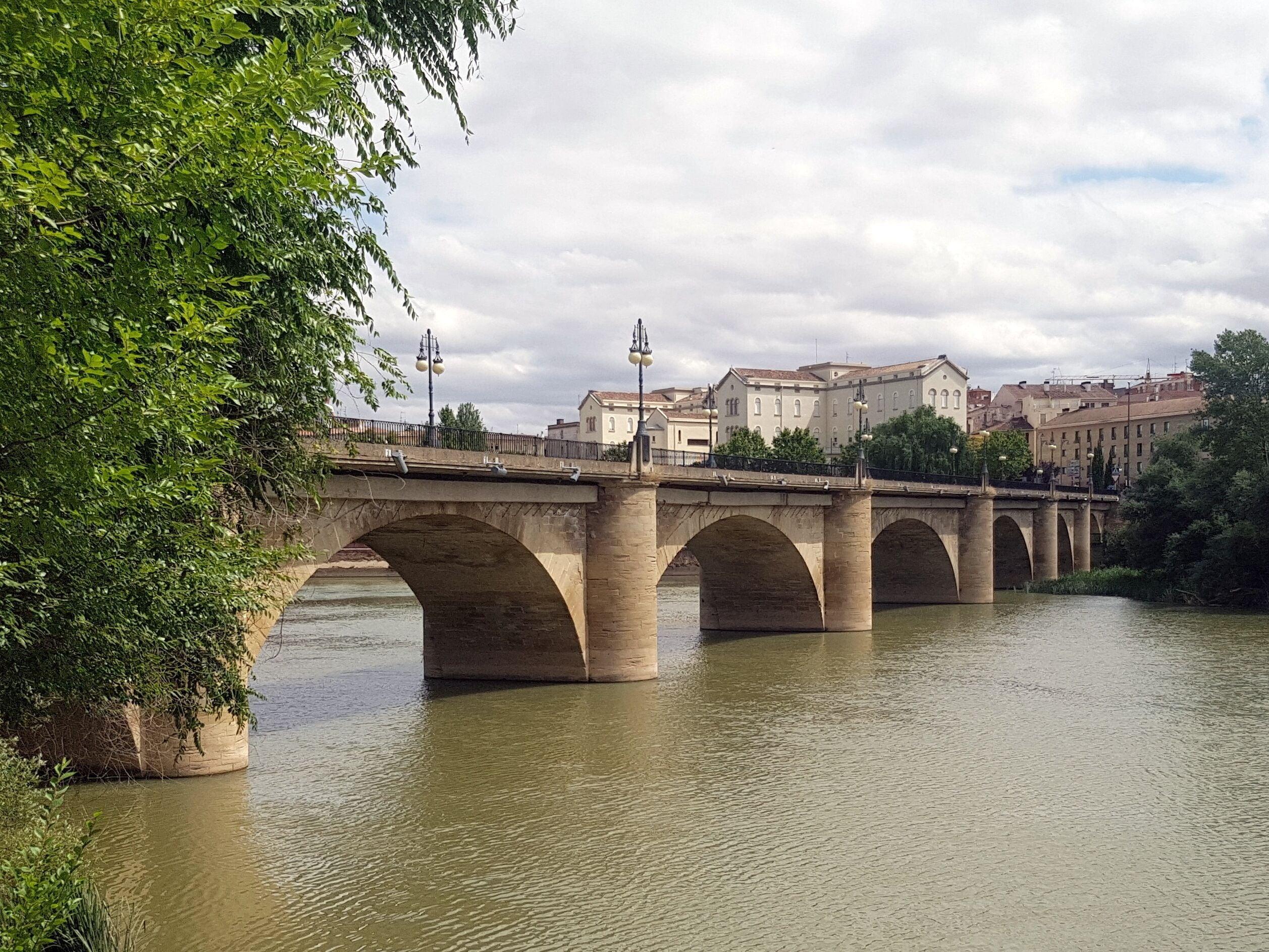 Vista del Puente de piedra de Logroño desde la margen izquierda.