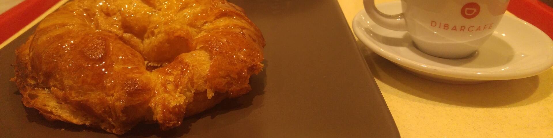 Just look at this croissant! Super yum!
#cafe #coffee #croissant