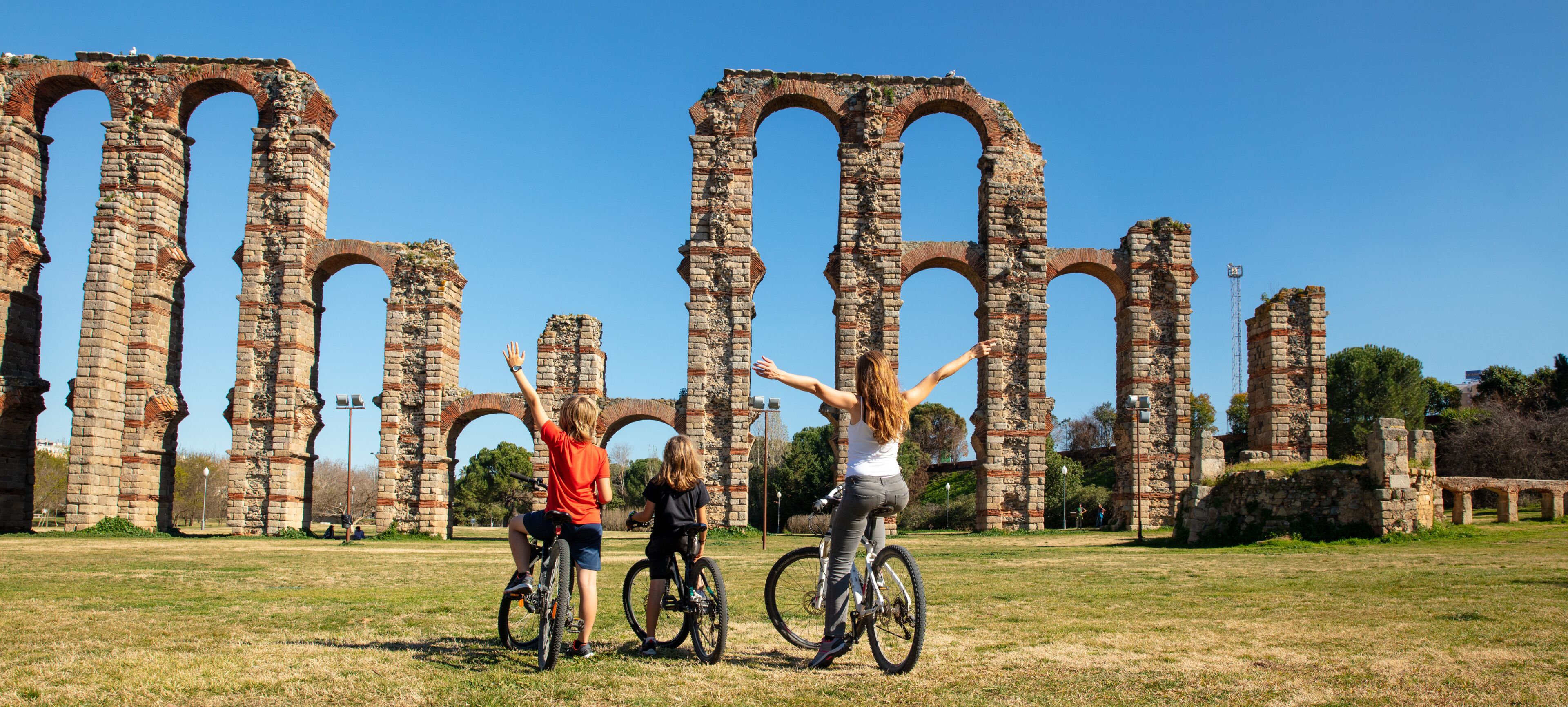 Ruinas antiguas con arcos y estructuras de piedra.