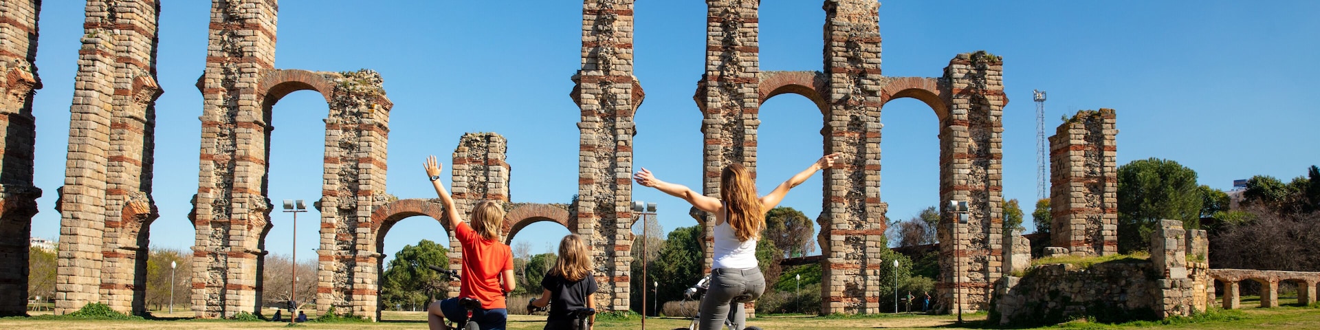 Ruinas antiguas con arcos y estructuras de piedra.
