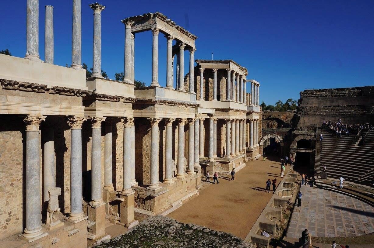 Ruinas antiguas con columnas y un teatro.