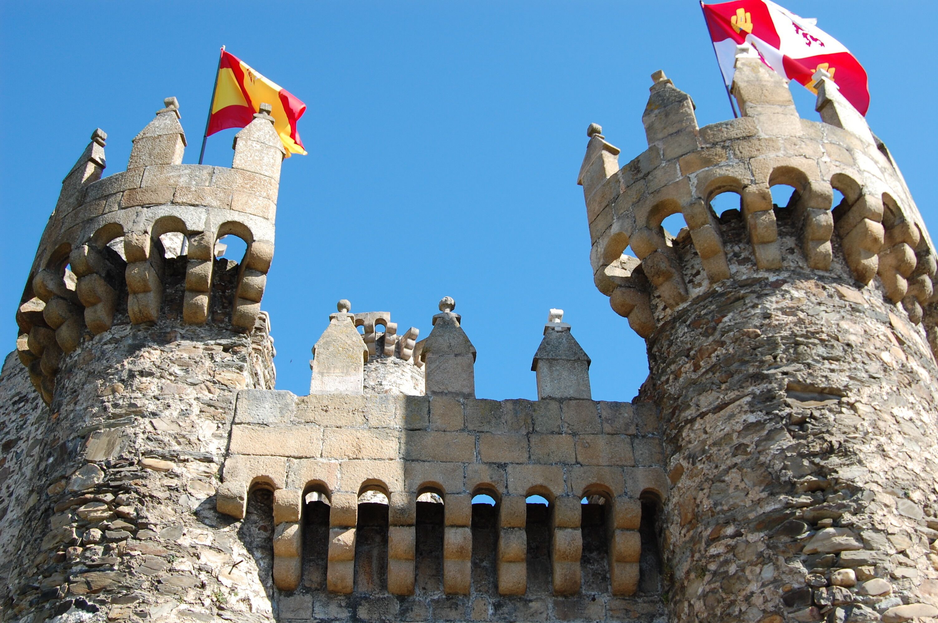 Banderas en el Castillo templario de Ponferrada (El Bierzo, provincia de León).