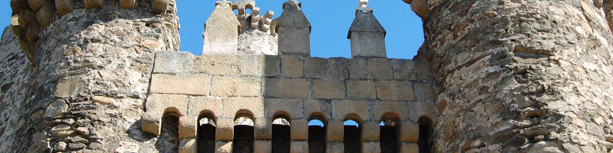 Banderas en el Castillo templario de Ponferrada (El Bierzo, provincia de León).