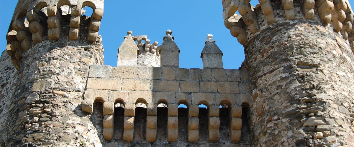 Banderas en el Castillo templario de Ponferrada (El Bierzo, provincia de León).