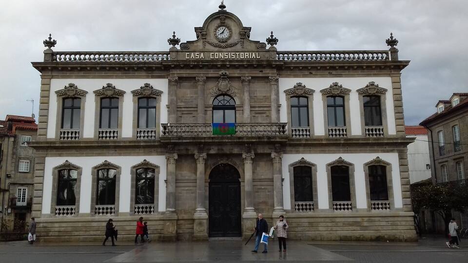Un edificio histórico con un reloj y la inscripción