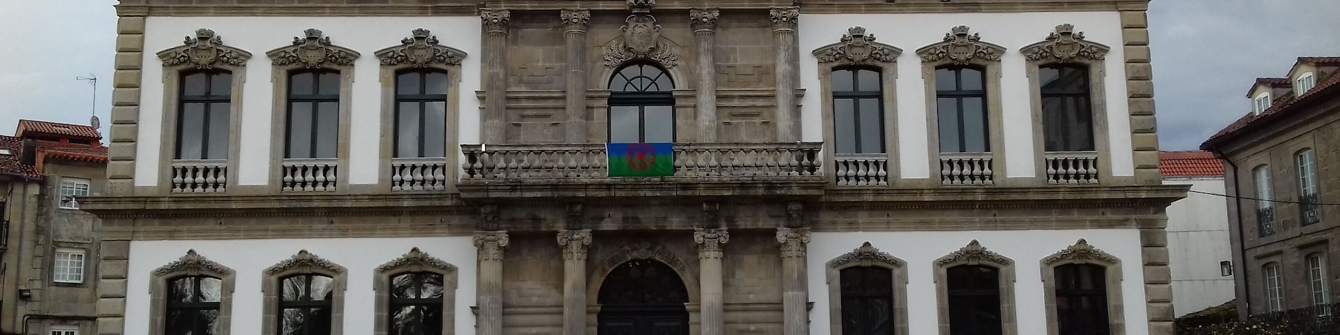 Casa Consistorial de Pontevedra coa bandeira do pobo xitano