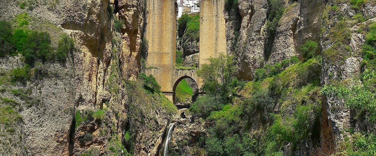 Blick zur neuen Brücke in Ronda. Großartig!
Puente Nueva at Ronda. Amazing!