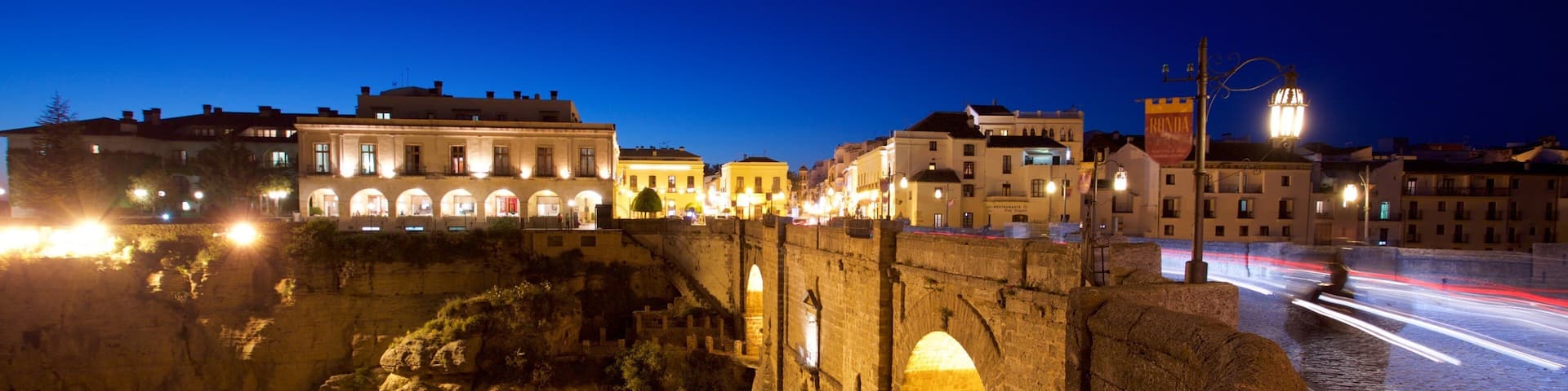 Puente Nuevo montrant scĂšnes de nuit, patrimoine historique et pont