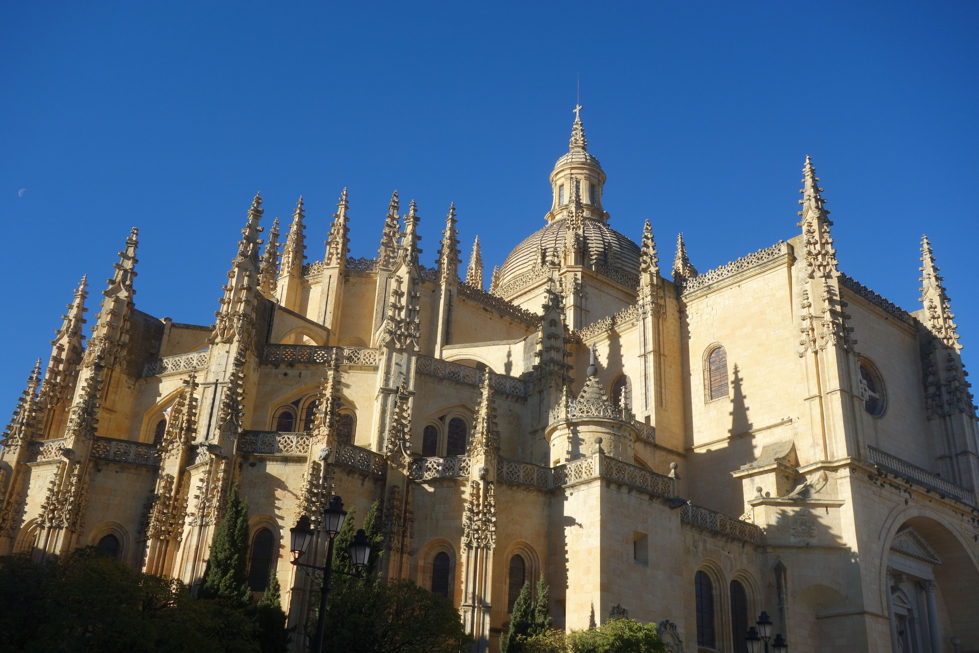 The Cathedral – Nuestra Señora de la Asunción y San Frutos – was built in the late 16th century in Flamboyant Gothic style (with some Renaissance elements). 