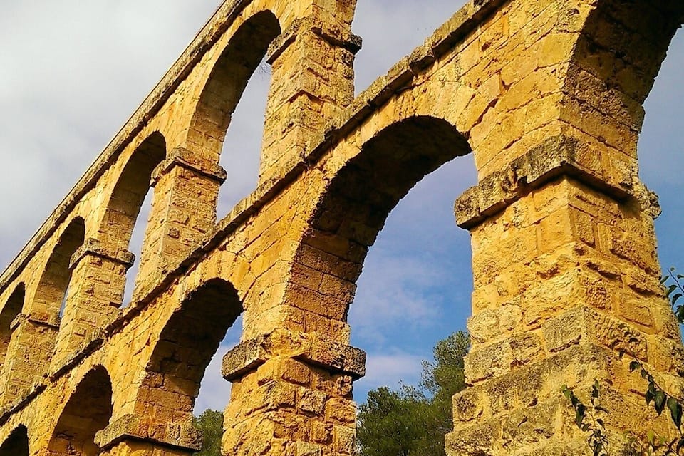 Un aqueduc en pierre comportant de nombreuses arches.