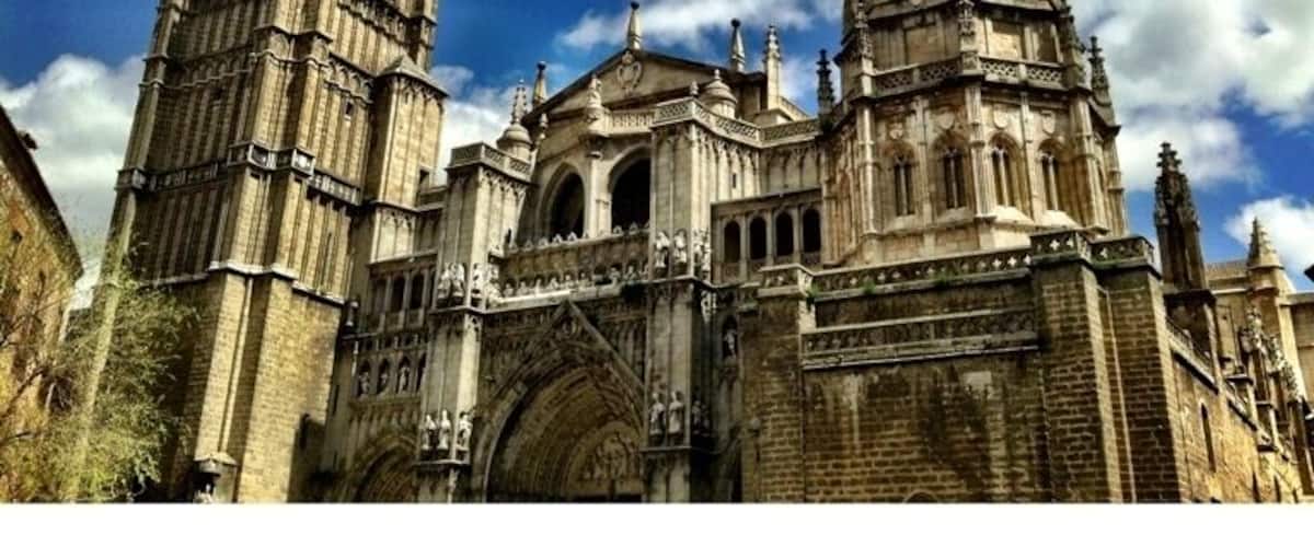 Une cathédrale gothique dotée d’une haute flèche et d’un grand dôme.