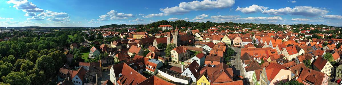 Luftbild von Feuchtwangen mit Blick auf das historische Zentrum der Altstadt. Feuchtwangen, Franken, Bayern, Deutschland.