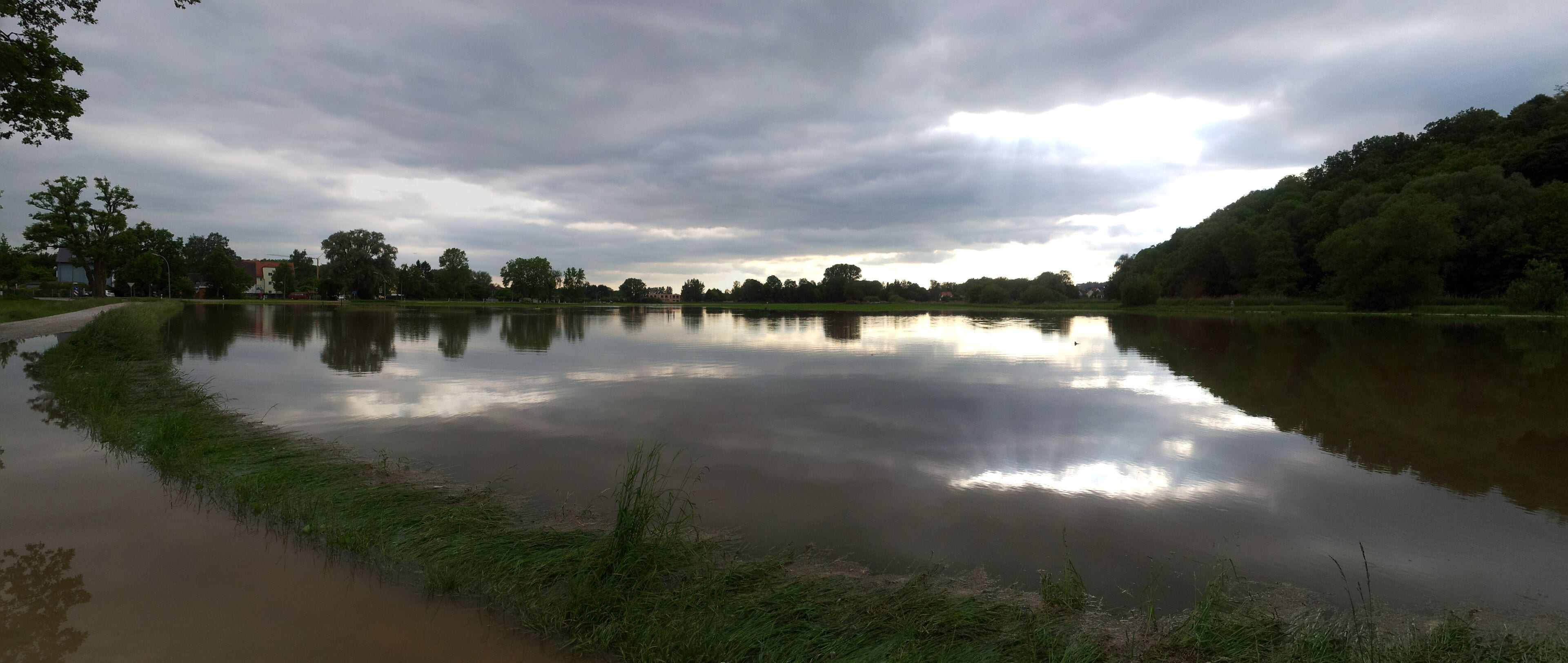 Hochwasser der Moosach in Freising im Juni 2013