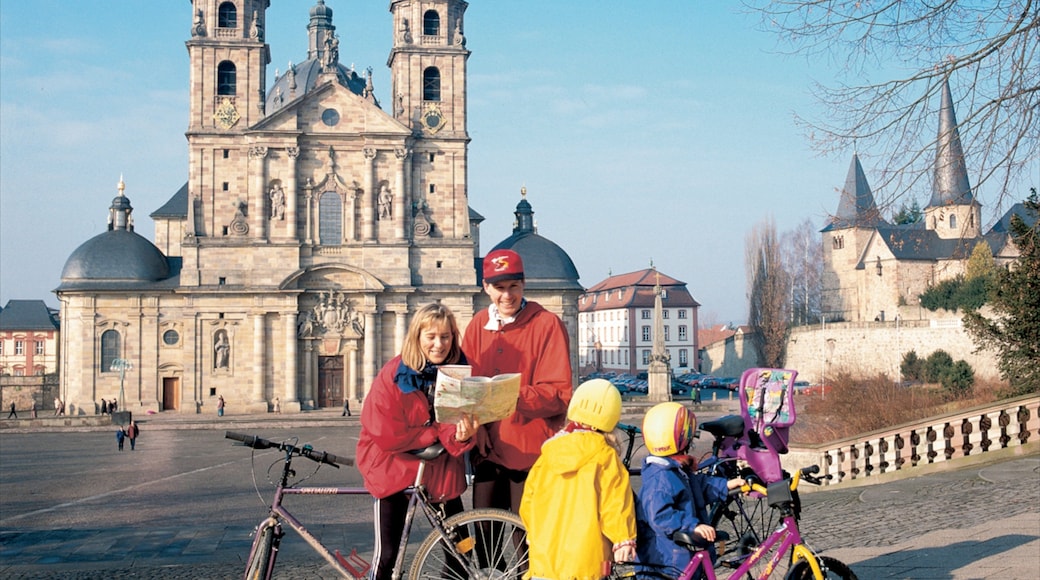Fulda fasiliteter samt sykling, gatescener og religiøse elementer
