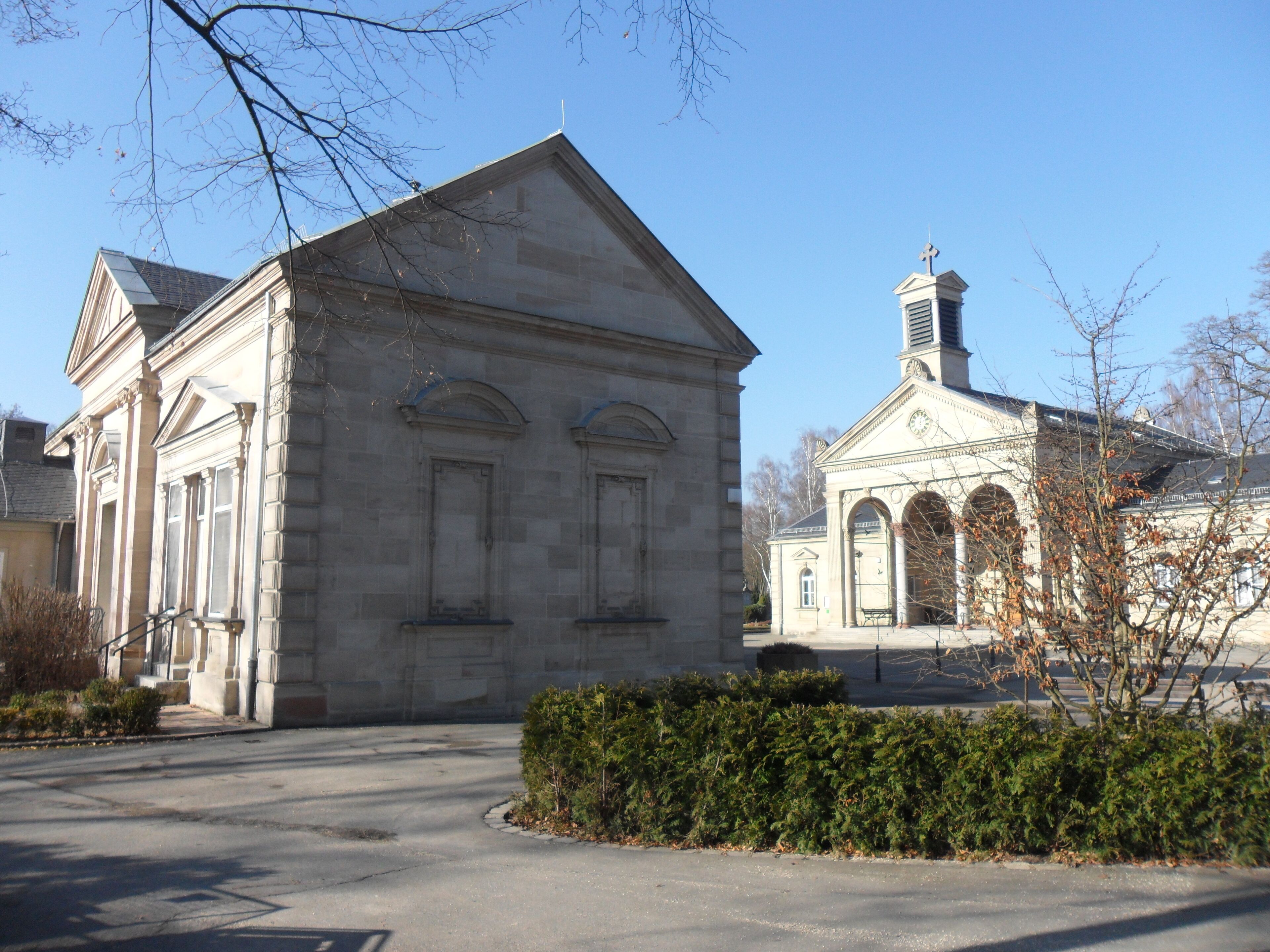 Der Städtische Friedhof Fürth an der Erlanger Straße 97 wurde 1881 eingeweiht und liegt heute zwei Straßenzüge westlich der Trolli Arena, des Heimstadions der Spielvereinigung Greuther Fürth.