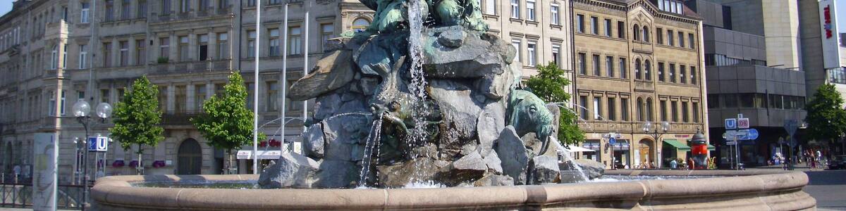 Der Centaurenbrunnen von Rudolf Maison auf dem Fürther Bahnhofsplatz wurde 1887 aus Anlass des 50. Jahrestages der ersten Adler-Fahrt (7. Dezember 1835) sowie der Einrichtung der zentralen Wasserversorgung Fürths im gleichen Jahr (1887) errichtet.