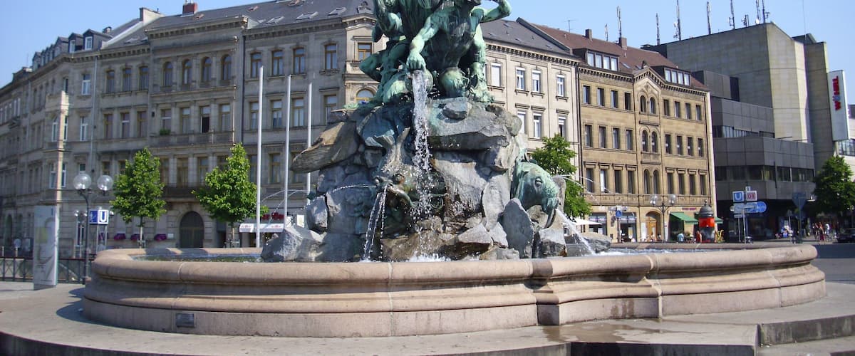 Der Centaurenbrunnen von Rudolf Maison auf dem Fürther Bahnhofsplatz wurde 1887 aus Anlass des 50. Jahrestages der ersten Adler-Fahrt (7. Dezember 1835) sowie der Einrichtung der zentralen Wasserversorgung Fürths im gleichen Jahr (1887) errichtet.