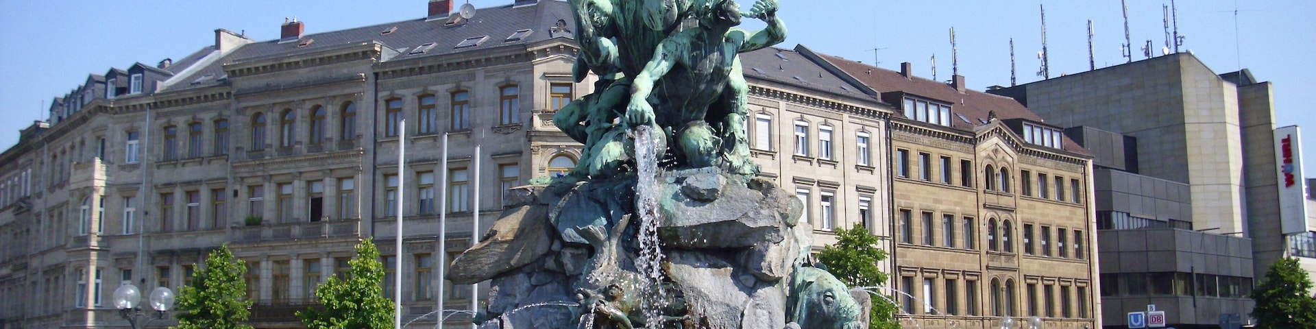 Der Centaurenbrunnen von Rudolf Maison auf dem Fürther Bahnhofsplatz wurde 1887 aus Anlass des 50. Jahrestages der ersten Adler-Fahrt (7. Dezember 1835) sowie der Einrichtung der zentralen Wasserversorgung Fürths im gleichen Jahr (1887) errichtet.