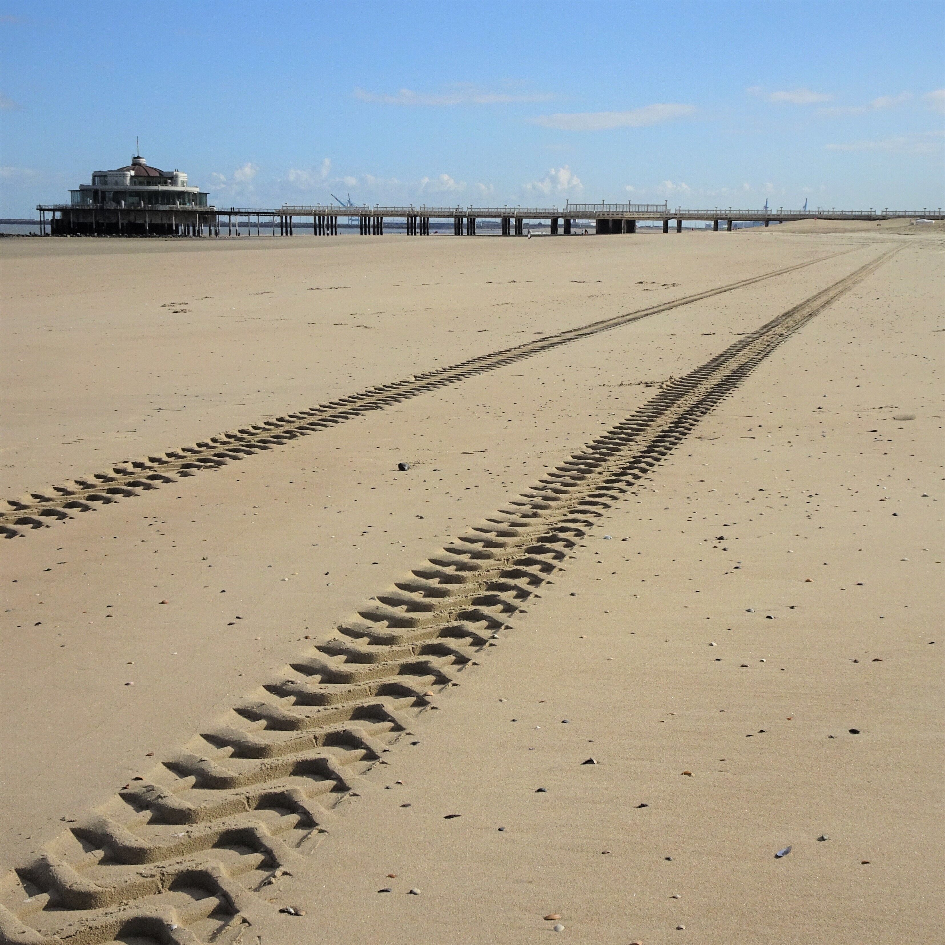The “Belgium Pier” has a rich history and is now part of the Belgian national patrimony. This unique structure - a 350-meter-long bridge in the sea - is recognized far beyond the national borders. The very first cast-iron pier dates from 1894, but was destroyed in the First World War. In 1933 a new, concrete pier was built, which underwent a thorough renovation in 2003. The Belgium Pier was the first on the Atlantic coast of the European mainland and has since then only been joined by Scheveningen (Netherlands).