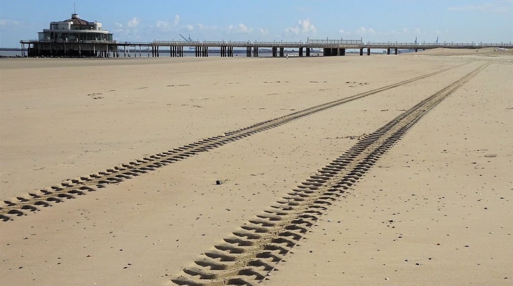 The “Belgium Pier” has a rich history and is now part of the Belgian national patrimony. This unique structure - a 350-meter-long bridge in the sea - is recognized far beyond the national borders. The very first cast-iron pier dates from 1894, but was destroyed in the First World War. In 1933 a new, concrete pier was built, which underwent a thorough renovation in 2003. The Belgium Pier was the first on the Atlantic coast of the European mainland and has since then only been joined by Scheveningen (Netherlands).