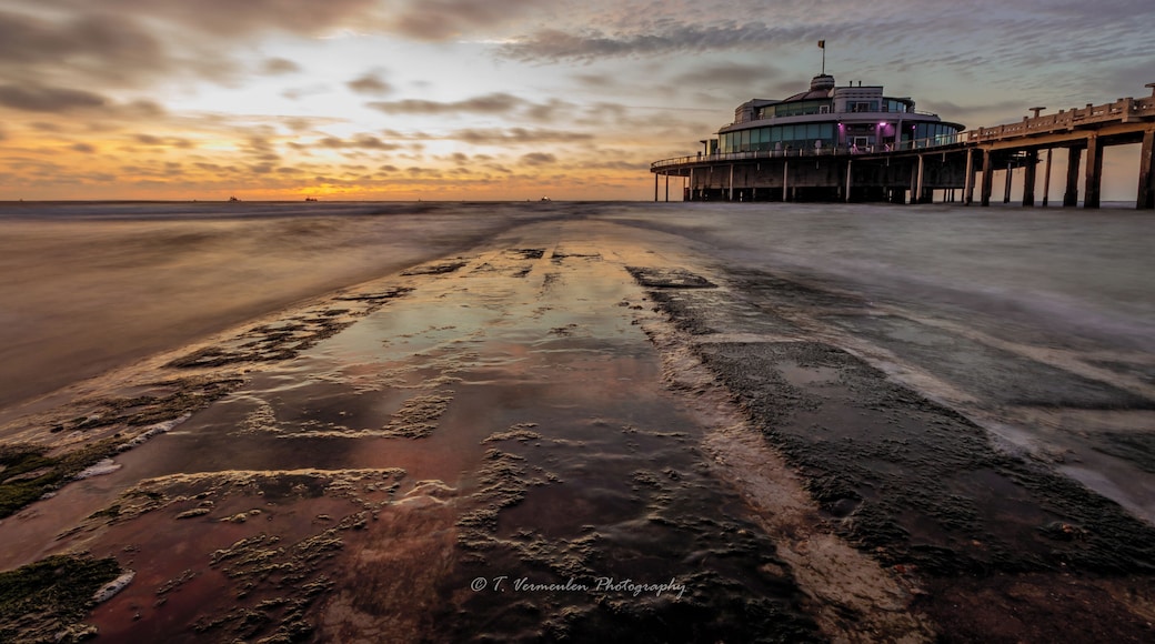 Golden hour at the Belgian coast can be so beautiful. This time with a view on the famous Pier of Blankenberge!